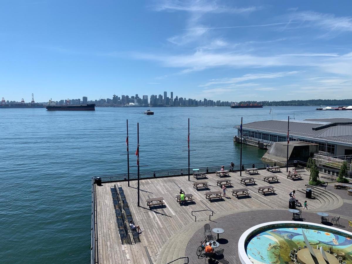 The Lonsdale Quay Hotel North Vancouver Exterior photo