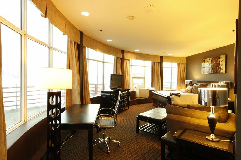 The Lonsdale Quay Hotel North Vancouver Exterior photo